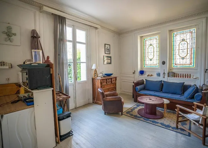 Atypical T2 Of 35 M With Garden Near The Sea